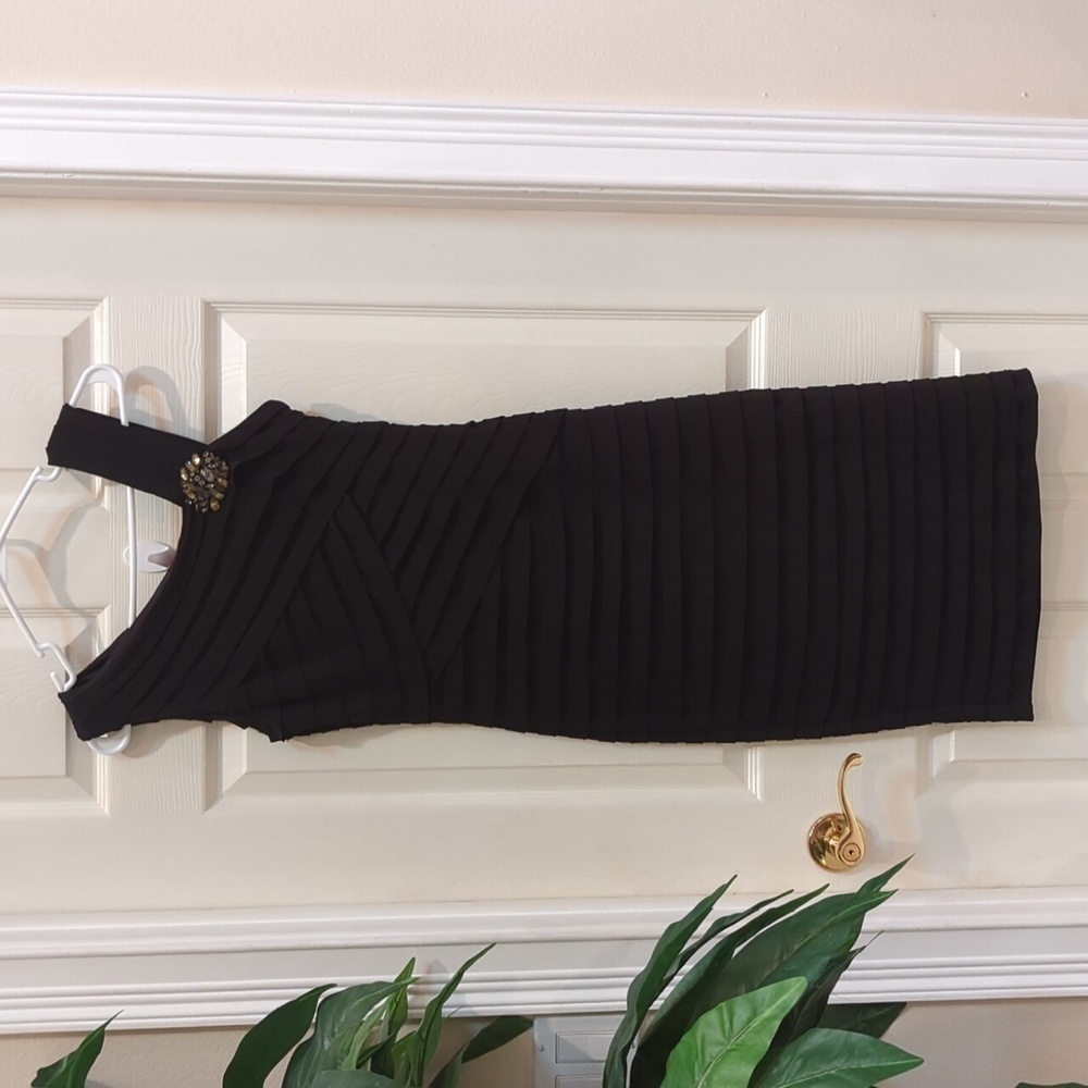 Dress Barn Collection Women's Black Bandage Bodycon Dress Size 4 w/Brooch